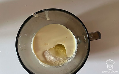 К растопленному маргарину добавьте сахар, соль и яйцо. Перемешайте все жидкие ингредиенты.