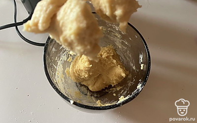 В миску всыпьте муку и разрыхлитель. Замешайте однородное мягкое тесто, которое не будет липнуть к рукам.