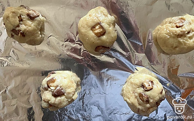 Форму для выпечки смажьте растительным маслом. Из теста сформируйте печеньки, выложите их в форму. Заготовки отправьте в духовку на 20 минут при 190 градусах. 