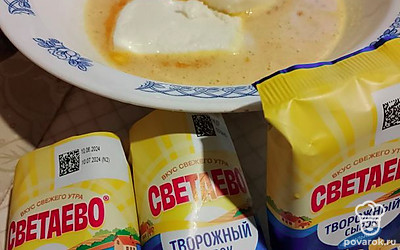 Сырки разотрите с яйцами и сахаром. 