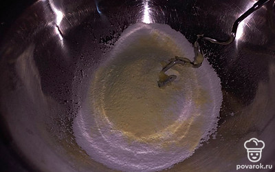 Муку и разрыхлитель просейте через сито.