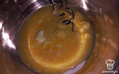 Добавьте растопленное сливочное масло.