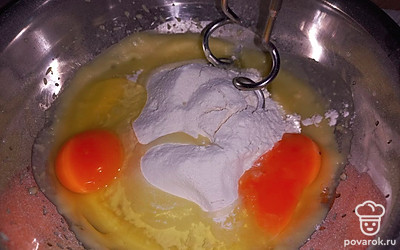 Добавьте яйца и сахарную пудру. Перемешайте до однородности.