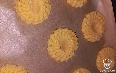 Возьмите насадку-звездочку и отсадите печенье. Пальцем или ложечкой сделайте углубление для джема в центре.