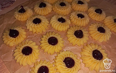 Густое варенье или джем выложите на печенье. Отправьте в духовку на 10 минут при 190 градусах.