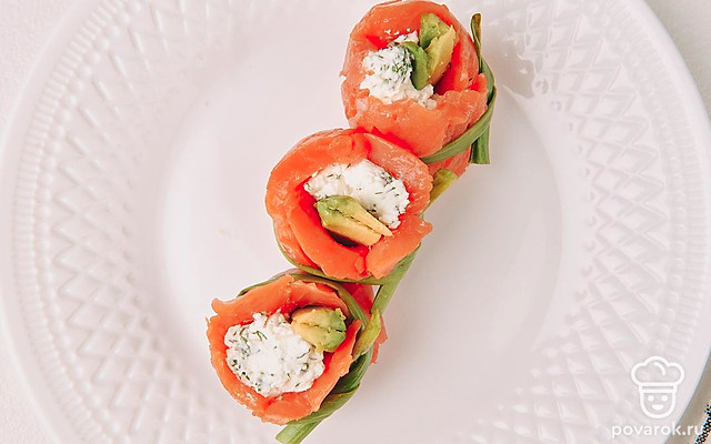 Рулетики из лосося с авокадо и творожным сыром — Рецепт с фото