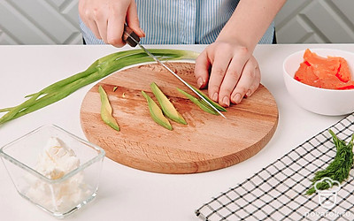 Нарежьте авокадо тонкими полосочками.