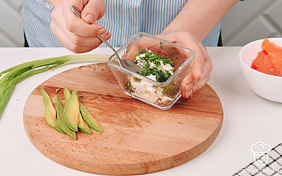 Нарежьте петрушку и смешайте ее с творожным сыром.