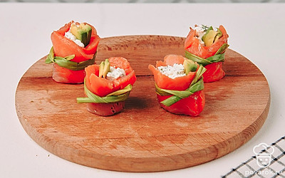 Луковыми перьями свяжите рулетики для большей устойчивости.