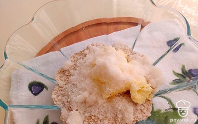 Добавьте к овсянке масло и сахар, перемешайте лопаткой.