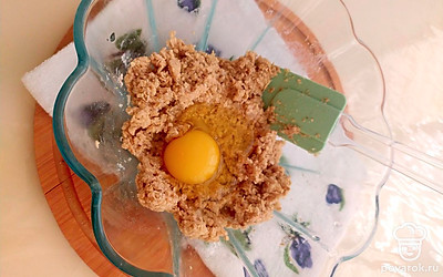 Вбейте одно куриное яйцо (не забудьте его помыть) и перемешайте.