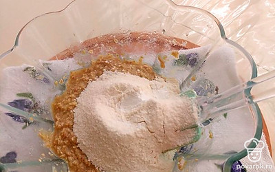 После всыпьте муку и разрыхлитель. Обязательно все просейте и перемешайте.