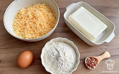Подготовьте все ингредиенты. Масло возьмите охлажденное. Яйцо заранее достаньте из холодильника. Сыр натрите на мелкой терке и оставьте в тепле. 
