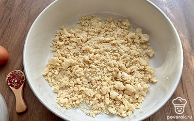 Холодное сливочное масло с мукой перетрите в крошку. Можно порубить масло с мукой ножом или натереть на крупной терке.