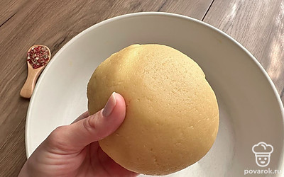 Замесите гладкое и однородное тесто. Уберите в холодильник на 30 минут.