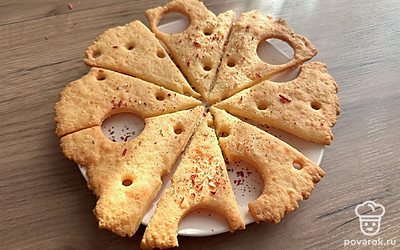 Готовые крекеры можно посыпать любимыми специями. Они получаются воздушными и очень сырными! 