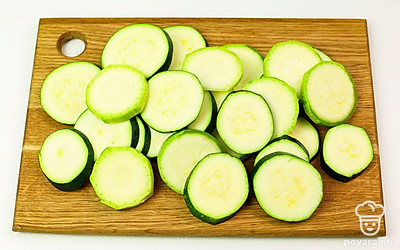 Кабачок порежьте кружочками.