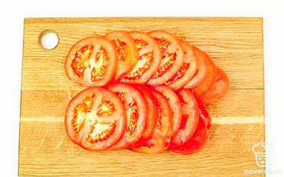 Помидор нарежьте кружочками.