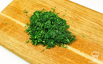 Мелко порубите укроп.