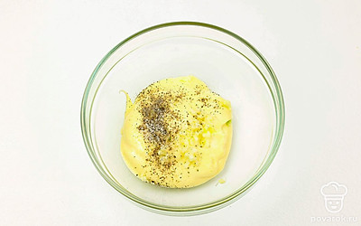 К соусу добавьте чеснок, посолите, поперчите по вкусу, перемешайте.