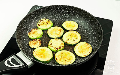 Раскалите сковороду с небольшим количеством масла, на огне выше среднего обжарьте кружочки кабачка по 2-3 минуты с каждой стороны до золотистости.