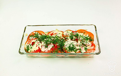 Следующим слоем выложите кружочки помидоров, также помажьте соусом и посыпьте укропом.