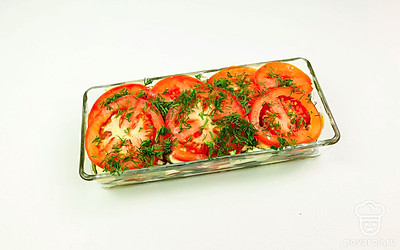 Повторите процедуру еще раз: выложите кабачок, помажьте соусом и посыпьте укропом и в завершении выложите помидоры без соуса, но с укропом. Отправьте в заранее разогретую до 200 градусов духовку на 18-20 минут, до готовности овощей.