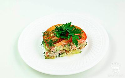 Закуску подавайте порционно, украсив зеленью петрушки. Можно использовать как самостоятельное блюдо или в сочетании с мясом, рыбой или морепродуктами.