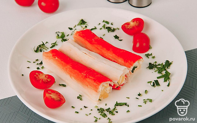 Рулетики из крабовых палочек — Рецепт с фото