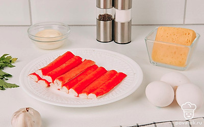 Залейте яйца холодной водой и поставьте на средний огонь. Когда вода закипит, варите яйца еще 7–10 минут. Чтобы яйца хорошо чистились, по готовности залейте их холодной водой. Достаточно подождать 10 минут, и белок не будет оставаться на скорлупе. Тщательно промойте зелень.