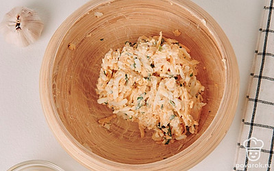 Тщательно перемешайте начинку.