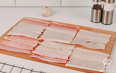 Аккуратно разверните крабовые палочки.