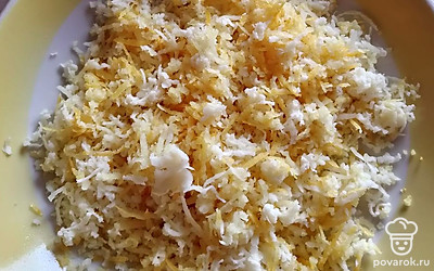 Натрите цедру лимона и отожмите из плода сок. 