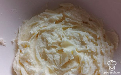 Замесите тесто, чтобы оно отставало от рук. Отделите небольшие кусочки теста, скатайте в шарики и выложите на противень. Выпекайте печенье 8-12 минут в разогретой до 175 градусов духовке. 