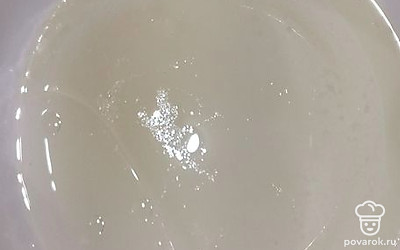 Влейте в миску воду, добавьте растительное масло, сахар, ванилин. Перемешайте.