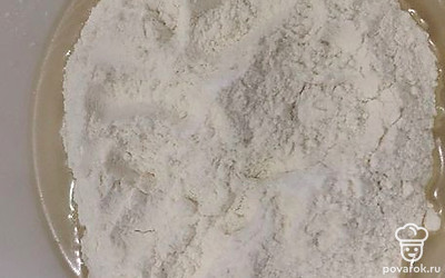 Добавьте разрыхлитель и муку, перемешайте.