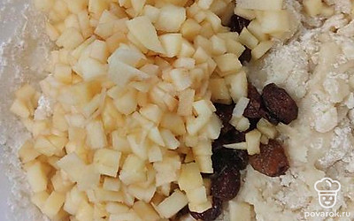 Добавьте промытый изюм, мелко нарезанное яблоко (очищенное от кожуры), перемешайте.