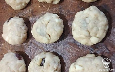 Сформируйте печенье, отправьте в разогретую духовку на 20 минут при 180 градусах.