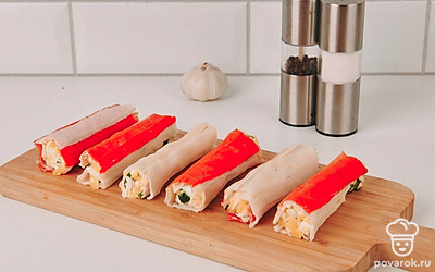 Сверните рулетики.