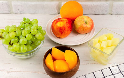 Помойте свежие фрукты. Очистите апельсин от кожуры.