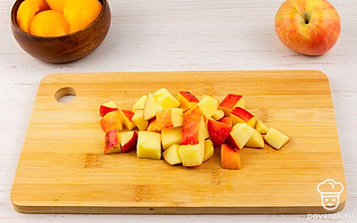 Нарежьте все фрукты одинаковыми кусочками.