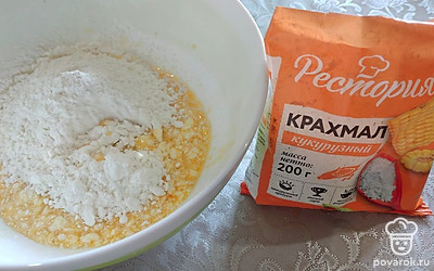 Добавьте кукурузный крахмал, муку, разрыхлитель. Смешайте. 