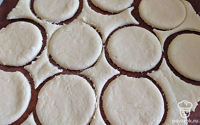 Тесто раскатайте, вырежьте кружочки. 