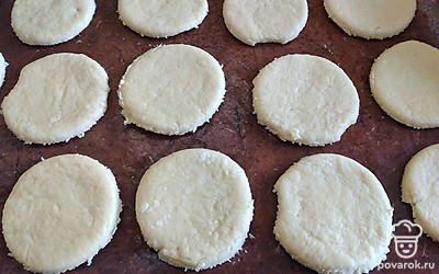 Выпекайте 10 минут в разогретой духовке при 170 градусах.