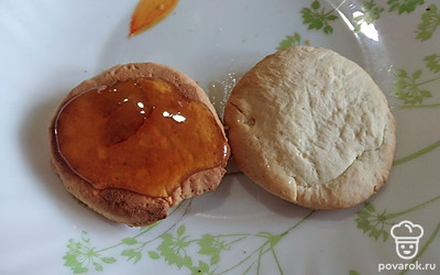 Один кружок намажьте джемом, другой положите сверху.