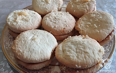 Посыпьте выпечку кокосовой стружкой. Подавайте к чаю или кофе. 