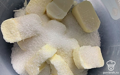 Масло соедините с сахаром и взбейте.