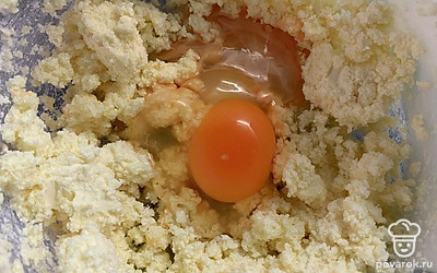 Добавьте яйца, снова взбейте.