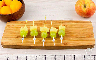 Насадите на шпажки виноград и ананас.