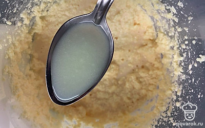 Выдавите в смесь сок лимона.